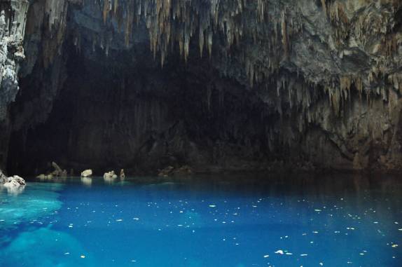 Estalagtites e o incrível lago azul do Abismo de Anhumas, em Bonito, no Mato Grosso do Sul